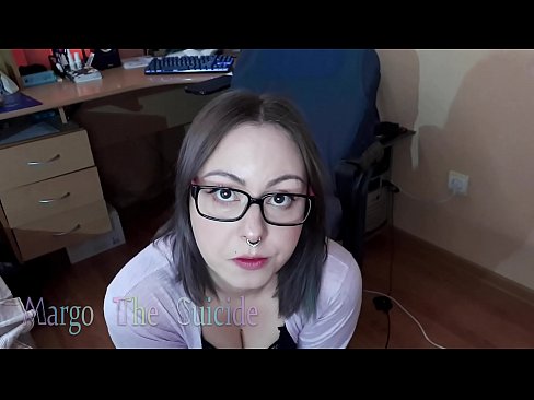 ❤️ Духтари Санобар бо айнак Дилдо амиқ дар камера Порно босифат дар мо
