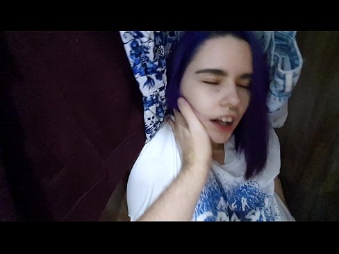 ❤️ Хоҳарамро дар ҷевон ёфт ва ба ӯ кӯмак кард Порно босифат дар мо