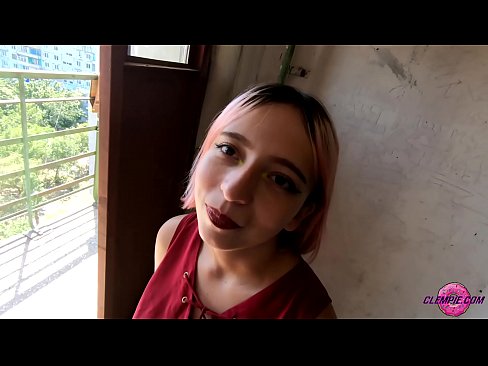 ❤️ Донишҷӯи шаҳвонӣ як бегонаро дар берун мекашад - конча дар рӯи ӯ Порно босифат дар мо